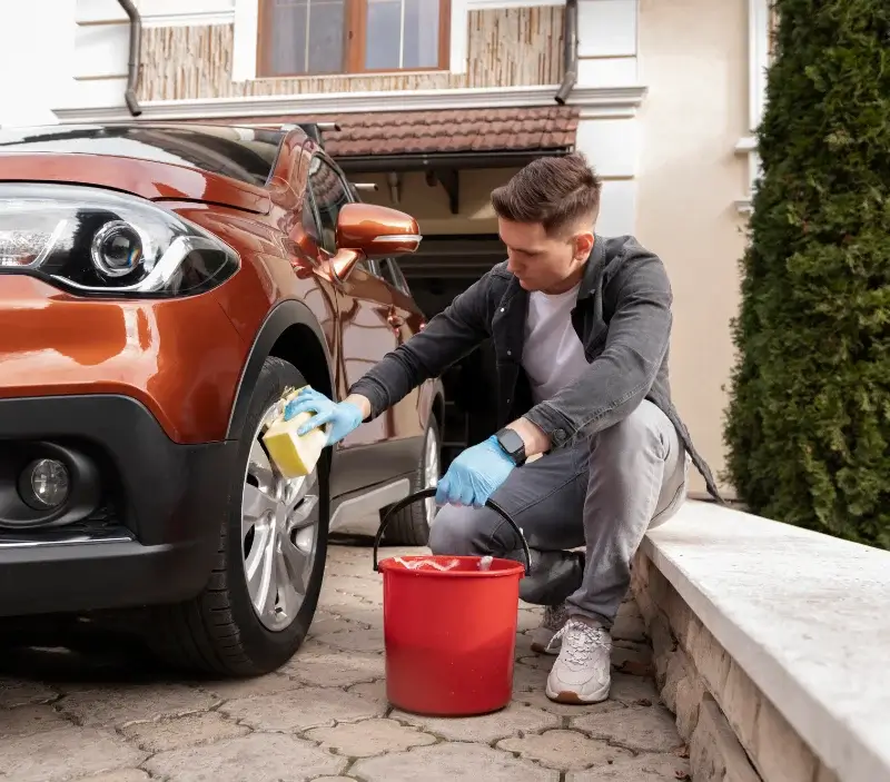 Lavage auto à domicile Tourrette-Levens : professionnel intervenant sur un véhicule